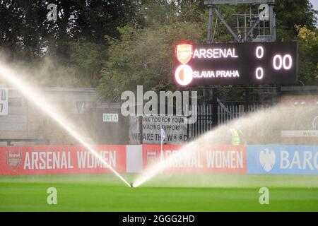 Arrosez le terrain devant la ligue des champions de l'UEFA Arsenal v Slavia Praha à Meadow Park-Boreham Wood-England Banque D'Images