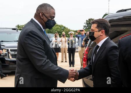 Arlington, États-Unis d'Amérique. 03ème mars 2021. Arlington, États-Unis d'Amérique. 03 mars 2021. Le secrétaire américain à la Défense Lloyd J. Austin III, à gauche, dit Au revoir au président ukrainien Volodymr Zelenskyy à la suite de réunions bilatérales et d'une cérémonie de signature au Pentagone le 31 août 2021 à Arlington, Virginie, États-Unis. Crédit : SSTG. Jack Sanders/DOD/Alamy Live News Banque D'Images