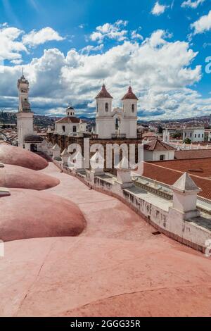 Toit de l'église Templo Nuestra Senora de la Merced à sucre, capitale de la Bolivie. Convento de San Felipe Neri derrière. Banque D'Images
