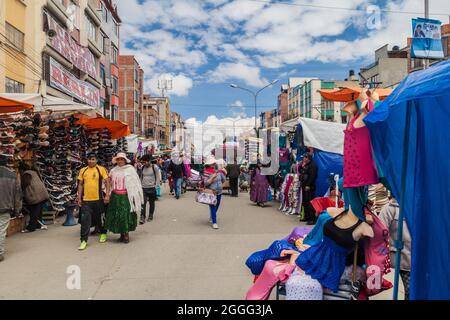 EL Alto, BOLIVIE - 23 AVRIL 2015 : les gens marchent sur un marché à El Alto, en Bolivie. Banque D'Images