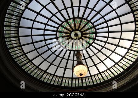 Cercle verre coloré mosaïque et lustre Banque D'Images