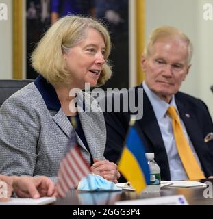 Washington, États-Unis d'Amérique. 31 août 2021. Washington, États-Unis d'Amérique. 31 août 2021. Pam Melroy, administrateur adjoint de la NASA, et Bill Nelson, administrateur de la NASA, lors de discussions bilatérales avec le président ukrainien Volodymr Zelenskyy, au siège de la NASA, Mary W. Jackson Building, le 31 août 2021 à Washington, DC, Etats-Unis. Crédit : Bill Ingalls/NASA/Alay Live News Banque D'Images