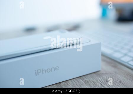 DISTRICT DE BRCKO, BOSNIE-HERZÉGOVINE - 14 août 2019 : la boîte de l'iPhone 8 blanc plus sur la table Banque D'Images