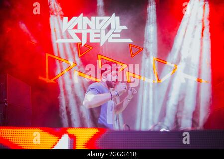 QUARTIER DE BRCKO, BOSNIE-HERZÉGOVINE - 21 août 2021 : le DJ Vandal Steve se déroule au BiH Color Festival Banque D'Images