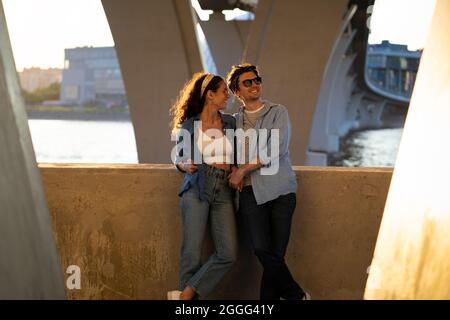 Un jeune couple aimant s'embrassant au coucher du soleil. Tendance homme et femme aiment passer du temps ensemble Banque D'Images