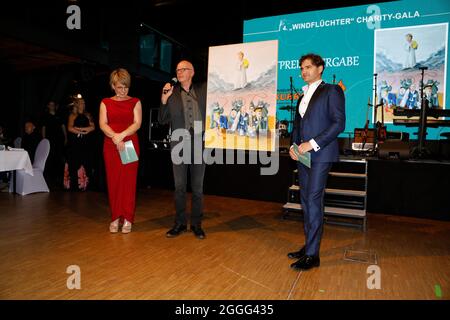 Andrea Ballschuh, Künstler Rolf Tiemann und Lenn Kudrjawizki BEI der 4. Windflüchter Charity Gala zu Gunsten der Stiftung ‚Betroffen» im Störtebeker Banque D'Images