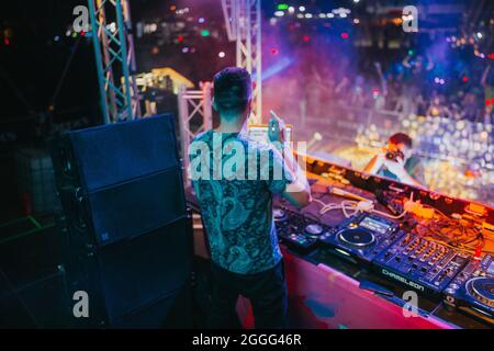 QUARTIER DE BRCKO, BOSNIE-HERZÉGOVINE - 21 août 2021 : le DJ Milos Stankic se déroule au BiH Color Festival Banque D'Images