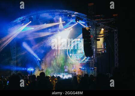 QUARTIER DE BRCKO, BOSNIE-HERZÉGOVINE - 21 août 2021 : le DJ Milos Stankic se déroule au BiH Color Festival Banque D'Images