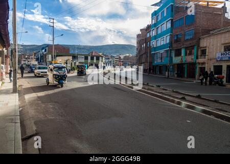 PUNO, PÉROU - 13 MAI 2015 : voie d'un chemin de fer abandonné à Puno, Pérou Banque D'Images