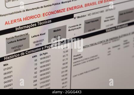 Curitiba, Brésil. 31 août 2021. Facture d'électricité de Copel avec les détails du tarif du drapeau rouge, à Curitiba, PR. Le gouvernement a créé aujourd'hui une nouvelle taxe supplémentaire appelée le drapeau de la rareté de l'eau. Les frais sont de 14.20 R$ par 100 kWh. La nouvelle valeur est supérieure de 49.6 % au niveau d'alarme rouge actuel 2. Crédit: Rodolfo Buhrer/la Imagem/FotoArena/Alay Live News Banque D'Images