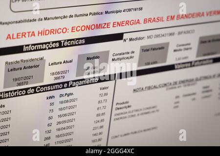 Curitiba, Brésil. 31 août 2021. Facture d'électricité de Copel avec les détails du tarif du drapeau rouge, à Curitiba, PR. Le gouvernement a créé aujourd'hui une nouvelle taxe supplémentaire appelée le drapeau de la rareté de l'eau. Les frais sont de 14.20 R$ par 100 kWh. La nouvelle valeur est supérieure de 49.6 % au niveau d'alarme rouge actuel 2. Crédit: Rodolfo Buhrer/la Imagem/FotoArena/Alay Live News Banque D'Images