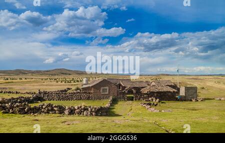 Petite colonie rurale près du lac Titicaca, Puno Banque D'Images