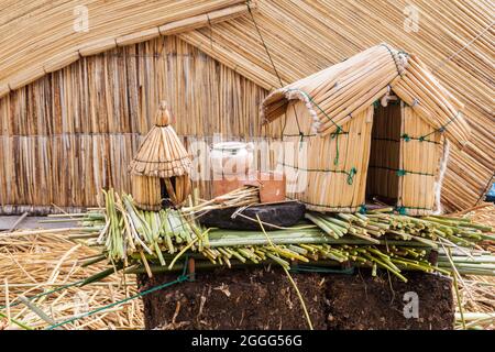 Modèle de maisons à roseaux sur les îles flottantes d'Uros, lac Titicaca, Pérou Banque D'Images