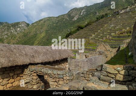 Bâtiments préservés avec Temple du Soleil aux ruines de Machu Picchu, Pérou Banque D'Images