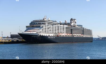 Seattle - le 28 août 2021 ; le bateau de croisière américain de Hollande le Niew Amsterdam s'est amarré à l'embarcadère 91 de Seattle avant de naviguer vers l'Alaska Banque D'Images