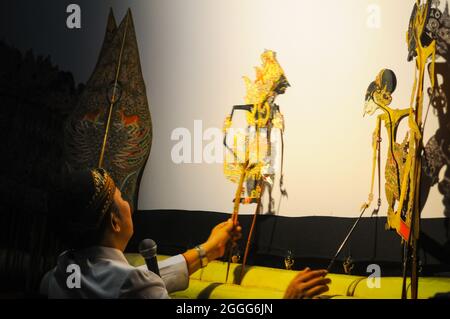 Spectacle de wayang kulis de la zone de Java. En Indonésie, il y a plusieurs régions qui ont l'art de külit de wayang avec leurs propres caractéristiques. Banque D'Images