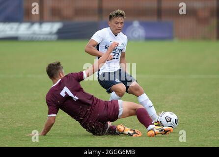 Washington, DC, États-Unis. 29 août 2021. 20210829 - le défenseur de Fordham GALEN FLYNN (7) défie CHRIS LE, milieu de terrain de Georgetown (23) dans la première moitié à Shaw Field à Washington. (Image de crédit : © Chuck Myers/ZUMA Press Wire) Banque D'Images