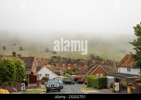 BRIGHTON, ROYAUME-UNI - 03 juillet 2021 : un paysage de maisons entouré d'une colline couverte de brouillard à Brighton, au Royaume-Uni Banque D'Images