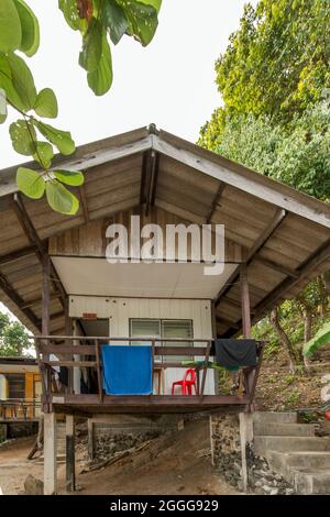 Bungalows à bas prix sur la plage d'Ao Sane au milieu de la jungle et très près de l'eau. Banque D'Images