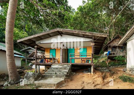 Bungalows à bas prix dans la jungle et au bord de la mer sur la plage d'Ao Sane à Rawai, Phuket. Banque D'Images