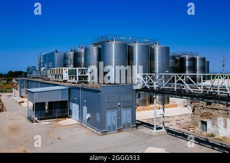 Cave de vinification moderne. Fûts en acier inoxydable pour la fermentation du vin. Banque D'Images