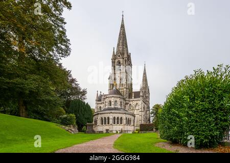 Une des façades gothiques de la cathédrale de Finbar dans la ville irlandaise de Cork avec promenade dans les jardins Banque D'Images