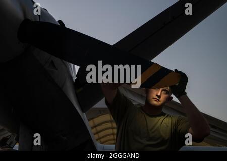 Le chef d'équipage du 386e Escadron de maintenance des aéronefs expéditionnaires Tyler Arbaugh effectue des vérifications post-vol sur un véhicule aérien sans pilote MQ-9 Reaper à la base aérienne Ali Al Salem, au Koweït, le 10 juin 2020. Un aviateur du 386e Escadron de maintenance d’aéronefs expéditionnaires, autre connu sous le nom de «AMU blanche», entretient et prépare et récupère les 9-MQ avant et après chaque lancement, assurant ainsi un succès optimal de la mission. (É.-U. Photo de la Force aérienne par Tech. Sgt. Alexandre Montes) Banque D'Images