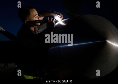 Le chef d'équipage du 386e Escadron de maintenance des aéronefs expéditionnaires, Airman Lucas Jesuit, inspecte le carter d'hélice d'un véhicule aérien sans pilote MQ-9 Reaper à la base aérienne Ali Al Salem (Koweït) le 10 juin 2020. Le 386E EAMXS «White AMU» fait partie du 386e Groupe de maintenance expéditionnaire. Il dirige les opérations de maintenance dans un environnement de transport aérien tactique expéditionnaire et d'attaque électronique au sein de la zone de responsabilité centrale des États-Unis. (É.-U. Photo de la Force aérienne par Tech. Sgt. Alexandre Montes) Banque D'Images