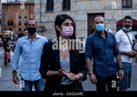 Rome, Italie. 31 août 2021. Des journalistes descendent dans les rues de Rome après l'attaque d'un journaliste vidéo lors d'une manifestation sans passe verte. Le maire de Rome Virginia Raggi a assisté à l'événement. Crédit: Cosimo Martemucci/Alay Live News Banque D'Images