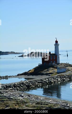 Phare de Fisgard au parc national de fort Rodd Hill à Victoria, C.-B., Canada. Venez sur l'île de Vancouver et explorez Victoria. Banque D'Images