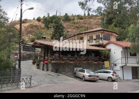 Nicosie, Chypre - octobre 15 2019 : vue de face du pub du village au fond de l'ancienne route de Kakopetria le 15 2019 octobre à Kakopetria, Chypre Banque D'Images