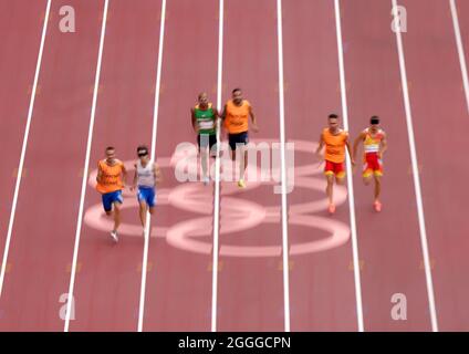 Les concurrents et les guides du 100m T11 Round 1 Heat 3 au stade olympique au cours du huitième jour des Jeux paralympiques de Tokyo 2020 au Japon. Date de la photo: Mercredi 1er septembre 2021. Banque D'Images