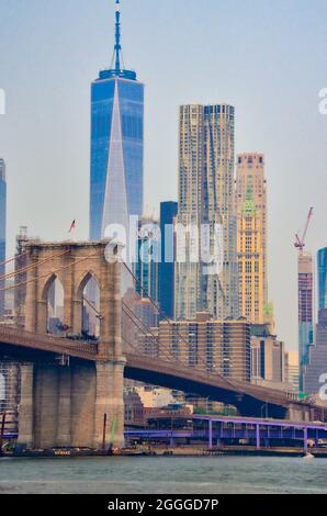 Vue panoramique du pont de Brooklyn à Pebble Beach.Un World Trade Center était l'un des plus hauts bâtiments.Brooklyn, New York, États-Unis.Juillet 2021. Banque D'Images