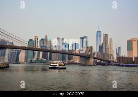 Vue panoramique du pont de Brooklyn à Pebble Beach.Un World Trade Center était l'un des plus hauts bâtiments.Brooklyn, New York, États-Unis.Juillet 2021. Banque D'Images