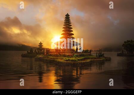 Coucher du soleil à Pura Ulun Danu Bratan temple à Bali, belle architecture traditionnelle de l'Indonésie Banque D'Images