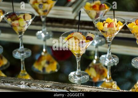 Hors-d'œuvre, restauration, en-cas en verre sur le plateau argenté. Photo de haute qualité Banque D'Images