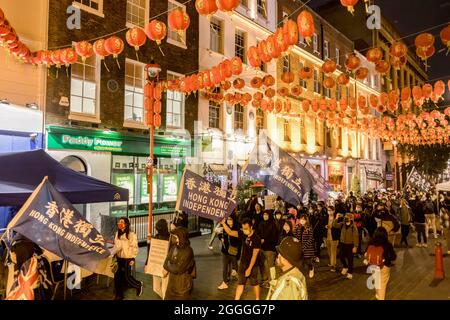 Londres, Royaume-Uni. 31 août 2021. Hong Kongers a vu défiler la ville de Chine tout en agitant des drapeaux qui disent l'indépendance de Hong Kong pendant le rallye.la diaspora de Hong Kong s'est réunie à Piccadilly Circus pour commémorer les actes de brutalité policière qui ont entraîné la mort à la gare du Prince Edward le 31 août 2020. Organisé par le bon voisin de l'Angleterre, Hong Kongers a marché de Piccadilly Circus à Chinatown, pour arriver enfin au HKETO (Hong Kong Economic and Trade Office). Crédit : SOPA Images Limited/Alamy Live News Banque D'Images