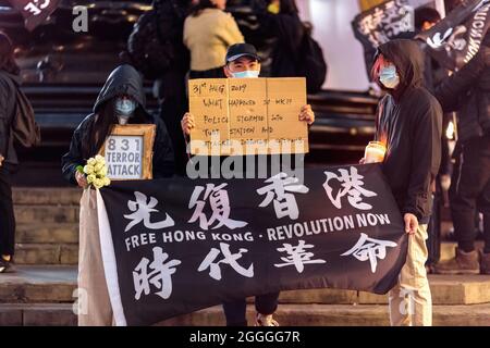 Londres, Royaume-Uni. 31 août 2021. Les manifestants ont vu tenir une bannière qui dit Free Hong Kong. Révolution maintenant, 831 attaque de terreur pendant le rallye.la diaspora de Hong Kong s'est réunie à Piccadilly Circus pour commémorer les actes de brutalité policière qui ont entraîné la mort à la gare Prince Edward le 31 août 2020. Organisé par le bon voisin de l'Angleterre, Hong Kongers a marché de Piccadilly Circus à Chinatown, pour arriver enfin au HKETO (Hong Kong Economic and Trade Office). Crédit : SOPA Images Limited/Alamy Live News Banque D'Images