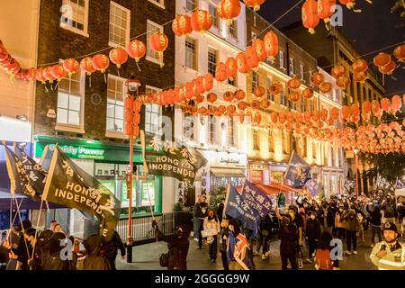 Londres, Royaume-Uni. 31 août 2021. Hong Kongers a vu défiler la ville de Chine tout en agitant des drapeaux qui disent l'indépendance de Hong Kong pendant le rallye.la diaspora de Hong Kong s'est réunie à Piccadilly Circus pour commémorer les actes de brutalité policière qui ont entraîné la mort à la gare du Prince Edward le 31 août 2020. Organisé par le bon voisin de l'Angleterre, Hong Kongers a marché de Piccadilly Circus à Chinatown, pour arriver enfin au HKETO (Hong Kong Economic and Trade Office). (Photo de Belinda Jiao/SOPA Images/Sipa USA) crédit: SIPA USA/Alay Live News Banque D'Images