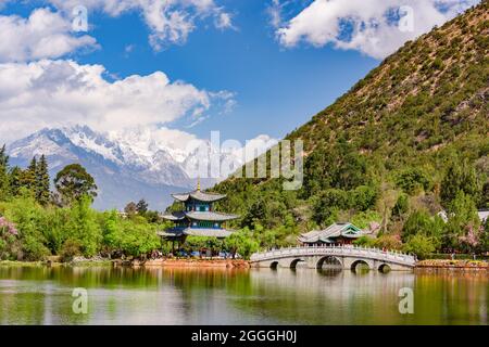 Yunnan, Chine - 22 mars 2016 : montagne de neige de Yulong et bassin du dragon noir (Heilong) avec ciel bleu. Lijiang, Yunnan, Chine. Banque D'Images