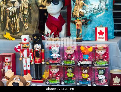 Souvenirs et jouets sur l'exposition d'une boutique de cadeaux à Vancouver, C.-B., Canada. Juillet 29,2021. Vue sur la rue, photo de voyage, mise au point sélective. Banque D'Images