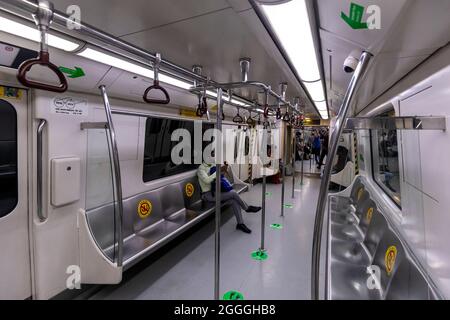 Vue sur les intérieurs presque vides d'un autocar du métro de Delhi. Banque D'Images