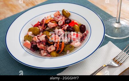 Salade de fruits de mer Salpicon aux crevettes Banque D'Images