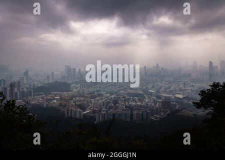 Vue dystopique de Hong Kong (péninsule de Kowloon) depuis le parc national de Lion Rock découverte de la forêt de gratte-ciels avec lumière et ciel spectaculaires Banque D'Images