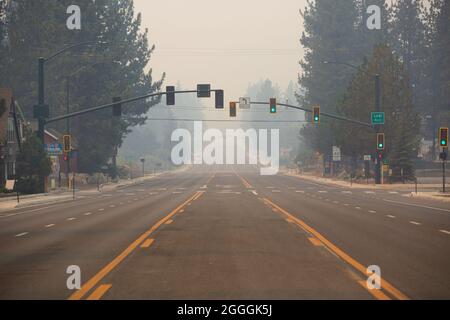 El Dorado County, États-Unis. 31/08/2021, l'autoroute 50 est vide, la communauté de South Lake Tahoe étant toujours sous évacuation obligatoire en raison de l'incendie de Caldor dans le comté d'El Dorado, en Californie. Le feu a traversé les montagnes de la Sierra Nevada et a brûlé lundi dans le bassin du lac Tahoe, provoquant des évacuations massives. Banque D'Images