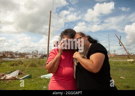 McKinney, Texas, États-Unis. 30 août 2021. 30 août 2020 : Sylvasia Callais et sa fille, Remanda Sparks, se brisent en larmes lorsqu'ils découvrent leur maison dans laquelle ils ont vécu pendant 40 ans a été complètement démolie après qu'il a été frappé par l'ouragan Ivy le 29 août 2021 à Cut off, Lafourche Parish, Louisiane. Ils ont également perdu 5 de leurs 8 chats. (Image de crédit : © Leslie Spurlock/ZUMA Press Wire) Banque D'Images