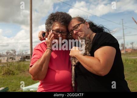 McKinney, Texas, États-Unis. 30 août 2021. 30 août 2020 : Sylvasia Callais et sa fille, Remanda Sparks, se brisent en larmes lorsqu'ils découvrent leur maison dans laquelle ils ont vécu pendant 40 ans a été complètement démolie après qu'il a été frappé par l'ouragan Ivy le 29 août 2021 à Cut off, Lafourche Parish, Louisiane. Ils ont également perdu 5 de leurs 8 chats. (Image de crédit : © Leslie Spurlock/ZUMA Press Wire) Banque D'Images