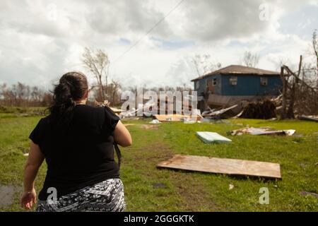 McKinney, Texas, États-Unis. 30 août 2021. 30 août 2020 : Sylvasia Callais et sa fille, Remanda Sparks, se brisent en larmes lorsqu'ils découvrent leur maison dans laquelle ils ont vécu pendant 40 ans a été complètement démolie après qu'il a été frappé par l'ouragan Ivy le 29 août 2021 à Cut off, Lafourche Parish, Louisiane. Ils ont également perdu 5 de leurs 8 chats. (Image de crédit : © Leslie Spurlock/ZUMA Press Wire) Banque D'Images