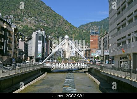 Paris Pont sur Gran Valira qui traverse Andorra la vella Andorre Banque D'Images