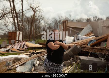 McKinney, Texas, États-Unis. 30 août 2021. 30 août 2020 : Sylvasia Callais et sa fille, Remanda Sparks, se brisent en larmes lorsqu'ils découvrent leur maison dans laquelle ils ont vécu pendant 40 ans a été complètement démolie après qu'il a été frappé par l'ouragan Ivy le 29 août 2021 à Cut off, Lafourche Parish, Louisiane. Ils ont également perdu 5 de leurs 8 chats. (Image de crédit : © Leslie Spurlock/ZUMA Press Wire) Banque D'Images